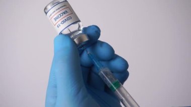 Coronavirus aşısı bir tıp laboratuarındaki bir doktorun elinde. Aşı, koronavirüs salgınından korunma.