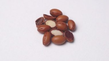 Beyaz arka planda Argan tohumları. Argan yağı bazlı kozmetik konsepti
