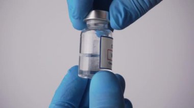 Coronavirus aşısı bir tıp laboratuarındaki bir doktorun elinde. Aşı, koronavirüs salgınından korunma.