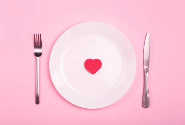 Corazón Plato Vacío Sobre Fondo Rosa Concepto Creativo Arte Mínimo — Foto de Stock