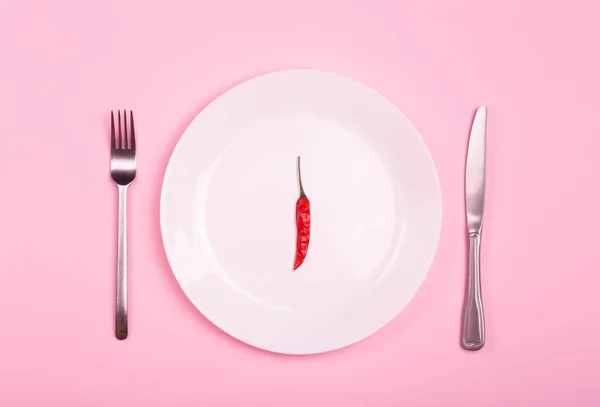 Pimienta Chile Plato Blanco Vacío Sobre Fondo Rosa Alimentos Arte — Foto de Stock