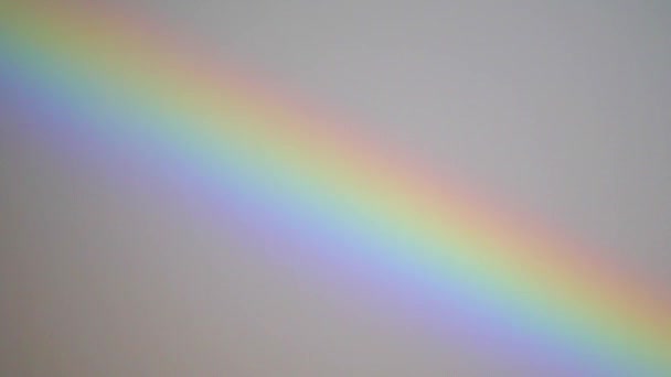 Fondo efecto superposición arco iris. El efecto de los movimientos multicolores de fondo en una pared de luz en un día soleado. — Vídeo de stock