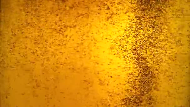 Cerveza fría en una botella de vidrio con gotas de condensación y burbujas de aire. Fondo de cerveza con gotas de condensado de agua fría — Vídeos de Stock