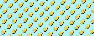 Avokado arka plan şablonu çok az. Mavi arkaplanda avokado, şablon kavramı.