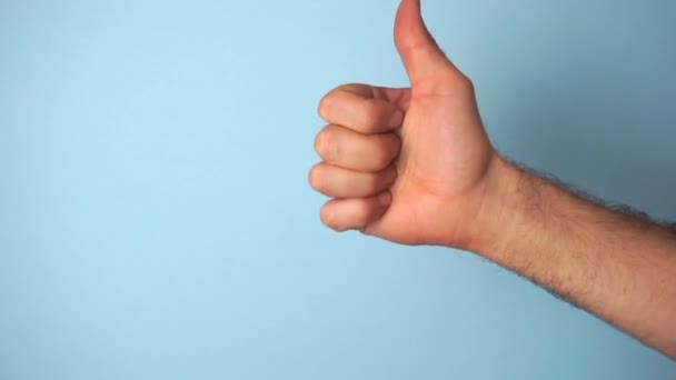 Mannlig hånd lager Like på tom bakgrunn. Kvalitet, flaks, godkjenning, suksesskonsept. – stockvideo