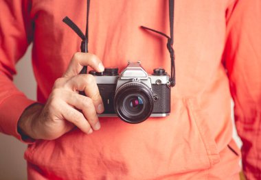 Eski model film kamerası olan genç bir hippi. Fotoğraf ve yaşam tarzı kavramı.