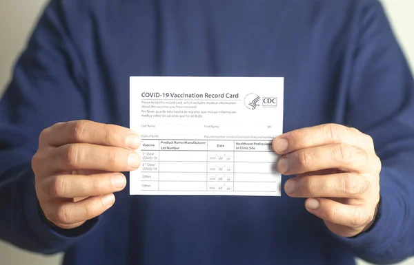 Cartão Registo Vacinação Forma Vacinação Durante Epidemia Coronavírus Nas Mãos — Fotografia de Stock