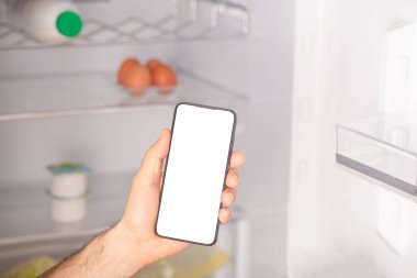 Online market dağıtım uygulaması bir cep telefonunda. Akıllı telefondan gıda pazarı hizmeti. Market teslimatı konsepti. Alışveriş arabası. Boş ekran