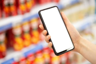 Online market dağıtım uygulaması bir cep telefonunda. Akıllı telefondan gıda pazarı hizmeti. Market teslimatı konsepti. Alışveriş arabası. Boş ekran