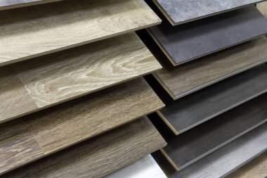 Arka planı yumuşatın. Döşeme ve iç dizayn için ahşap desenli laminat veya parke örnekleri. Ahşap zemin üretimi.. 