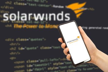 Solarwind Şirketi. Akıllı telefon ekranında Solarwind teknolojisi logosu.