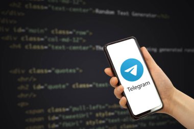 Telgraf kurye uygulaması. Telgraf kurye uygulamalı akıllı telefon ekranda.