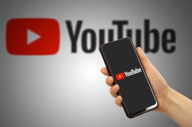 Youtube uygulaması elinde akıllı telefon ekranında. İnternet şirketi ve video servisi YouTube konsepti.