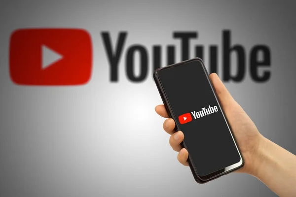 Youtube uygulaması elinde akıllı telefon ekranında. İnternet şirketi ve video servisi YouTube konsepti.