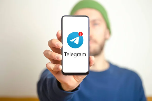 Telgraf kurye uygulaması. Telgraf kurye uygulamalı akıllı telefon ekranda.