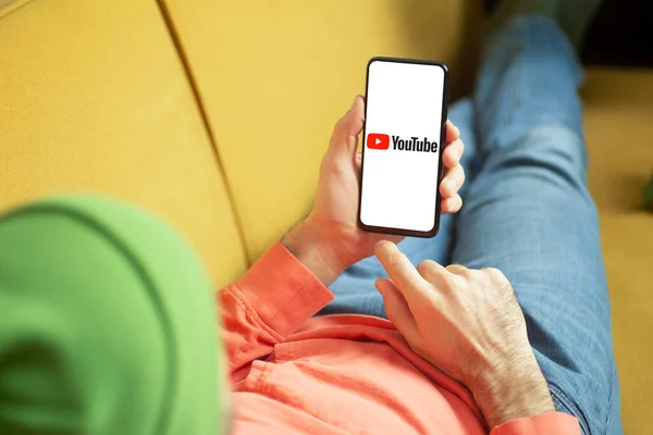 Youtube Applicatie Een Smartphone Scherm Hand Internet Bedrijf Videoservice Youtube — Stockfoto