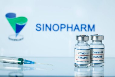 COVID-19 'a karşı Çin aşısı kavramı. Sıvı içeren cam şişeler. Tıbbi cam sehpanın üzerinde koronavirüs aşısı olan ampuller. Seçici odaklanma. New York, ABD - 14 Aralık 2020