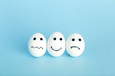 Çocuklar için eğlenceli yaratıcı yiyecekler. Yumurta konsepti çok az. Renkli arka planda kahvaltı için beyaz komik yumurtalar.