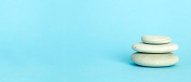 Zen arkaplan mavisi Japon taş kuleleri ile spa, meditasyon ve rahatlama için..