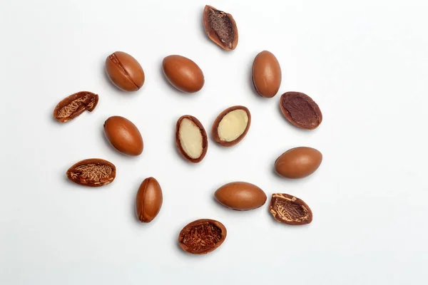 Argan tohumları beyaz bir arkaplanda izole edilmiş. Bitkili Argan yağı fındığı. Kozmetik ürünleri ve doğal yağlar