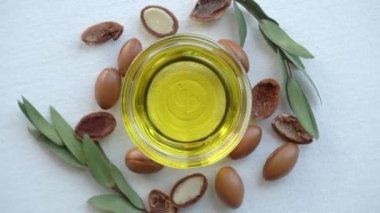 Beyaz arka planda Argan yağı ve tohumları. Argan yağı bazlı kozmetik konsepti