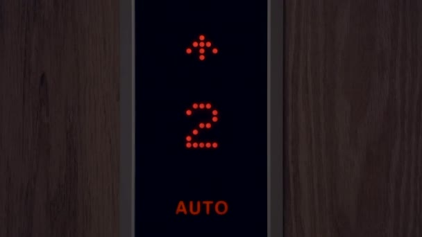 Numery windy na czarnym tle. Zmiana numerów i przesuwanie panelu windy na różne piętra w wieżowcu. — Wideo stockowe