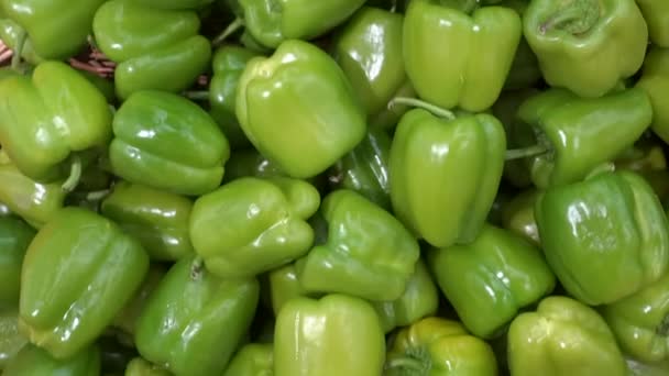 Fond de poivron vert. Poivrons verts sur le comptoir d'un marché aux légumes ou d'un supermarché. — Video