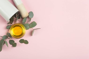 Okaliptüs yağı arka planı. Okaliptüs yaprakları ve yağ kozmetik ve ilaç için bir temel oluşturur.