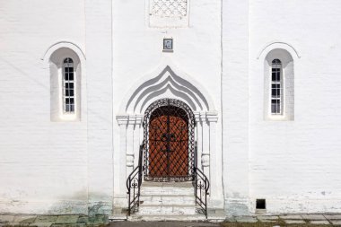 Klasik tarzda Rus Ortodoks kilisesi. Rus mimarisi ve Rusya manzarası