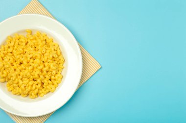 Makarna arka planı. Mavi arka planda peynirli makarna. Amerikan usulü İtalyan peynirli makarna..