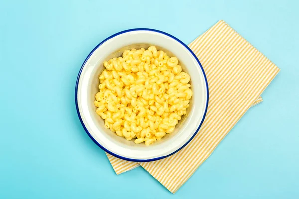 Pasta de fundo. Macarrão com queijo sobre fundo azul. Massa italiana de estilo americano com queijo. — Fotografia de Stock
