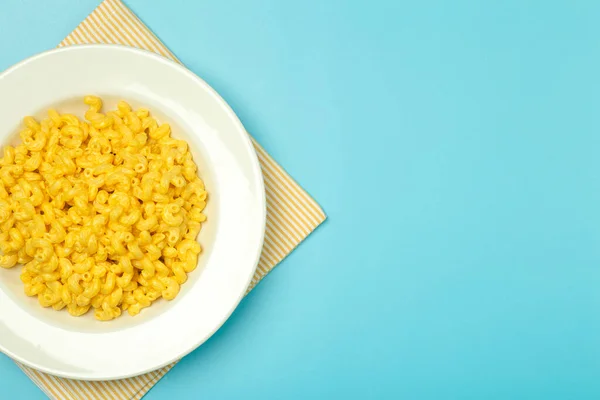 Pasta de fundo. Macarrão com queijo sobre fundo azul. Massa italiana de estilo americano com queijo. — Fotografia de Stock