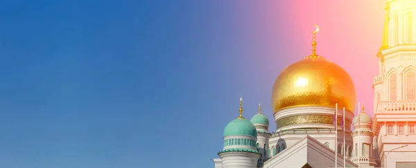 Islamski meczet na tle błękitnego nieba. Główny meczet katedralny muzułmanów w Moskwie. Islam, koncepcja ramadanu — Zdjęcie stockowe