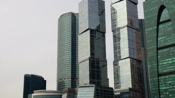 Skyskrapor i affärsstaden och finansiella kommersiella distriktet Moskva City. Modern futuristisk stadsarkitektur av företagskontor — Stockvideo