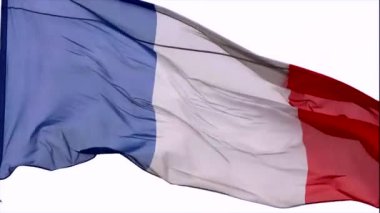 Rüzgarda savrulan Fransız bayrağı. Gökyüzü arka planında gerçek Fransız bayrağı üç renkli