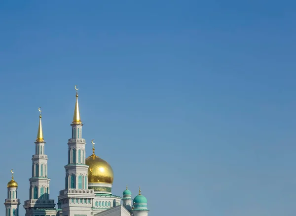 Mezquita islámica sobre fondo azul del cielo. La principal mezquita catedral de los musulmanes en Moscú Rusia. Islam, concepto ramadán —  Fotos de Stock