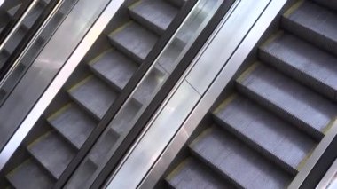 İş merkezinde, alışveriş merkezinde ya da havaalanında boş yürüyen merdivenler. Yürüyen merdivenlerin hareketi. Şehirde boş kamusal alanlar ve mekanlar