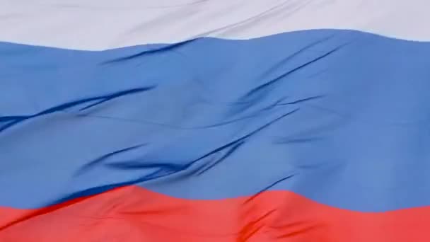 De Russische vlag wappert in de wind. Echte Russische vlag achtergrond — Stockvideo