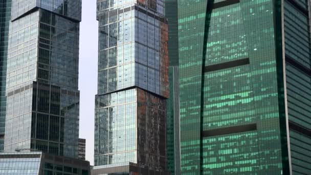 Skyskrapor i affärsstaden och finansiella kommersiella distriktet Moskva City. Modern futuristisk stadsarkitektur av företagskontor — Stockvideo