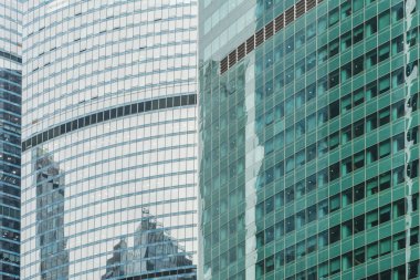 İş gökdelenleri ve Moskova şehrinin modern ofis binaları güneş ışığına karşı. İş ve ekonomi geçmişi 
