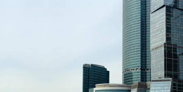 Affärs skyskrapor och moderna kontorsbyggnader i Moskva City mot himlen med solljus. Företags- och ekonomibakgrund — Stockfoto