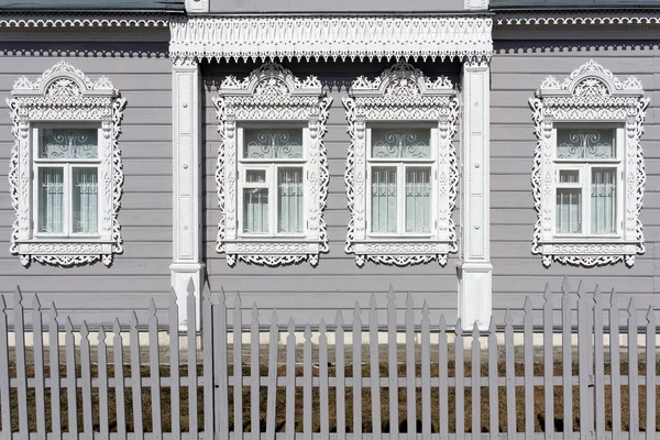 Russian wooden decor and ornament of windows in traditional wooden architecture of Russia. Traditional Russian architecture and decor — Stock Photo, Image