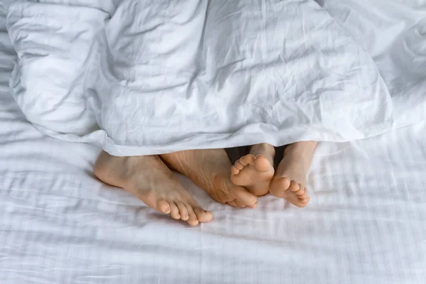 Morgen Und Aufwachen Morgens Die Füße Unter Die Bettdecke Legen — Stockfoto