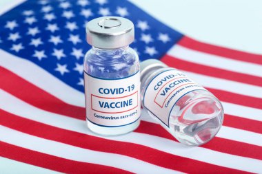 Coronavirus covid konseptine karşı Amerikan aşısı. Aşı, ulusal bayrağın arka planına etki ediyor. Farmakoloji ve Tıp ABD konsepti.