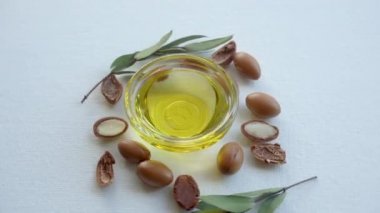 Beyaz arka planda Argan yağı ve tohumları. Argan yağı bazlı kozmetik konsepti