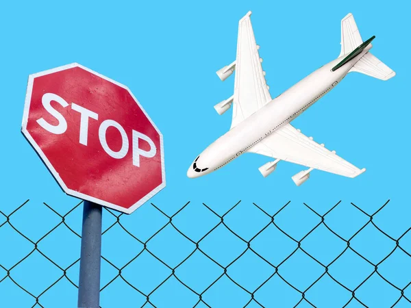 Flygförbud och stängda gränser för turister och resenärer. Flygförbudszoner. Flygplan under flygning med stoppskylt — Stockfoto