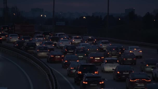 市内の高速道路で夜の交通渋滞。渋滞中の車のライト — ストック動画