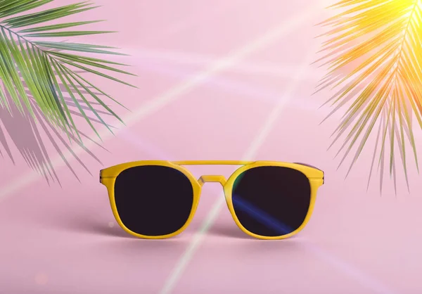 夏天和太阳镜的概念。色彩艳丽的沙滩太阳镜，粉色背景，热带棕榈叶。度假、海滩、热带、度假、旅游创意. — 图库照片