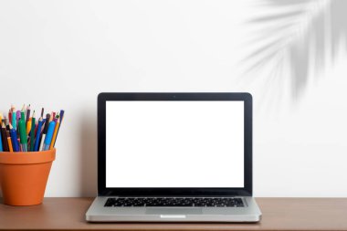 Laptop model ekran arkaplanı. Ev içi veya masaüstü ofislerinde beyaz bir duvarın arka planında boş ekran olan dizüstü bilgisayar.
