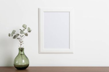 Boş beyaz çerçeve arkaplanını düzenle. Bir resim için boş çerçeve ya da açık İskandinav minimalist bir iç mekan..